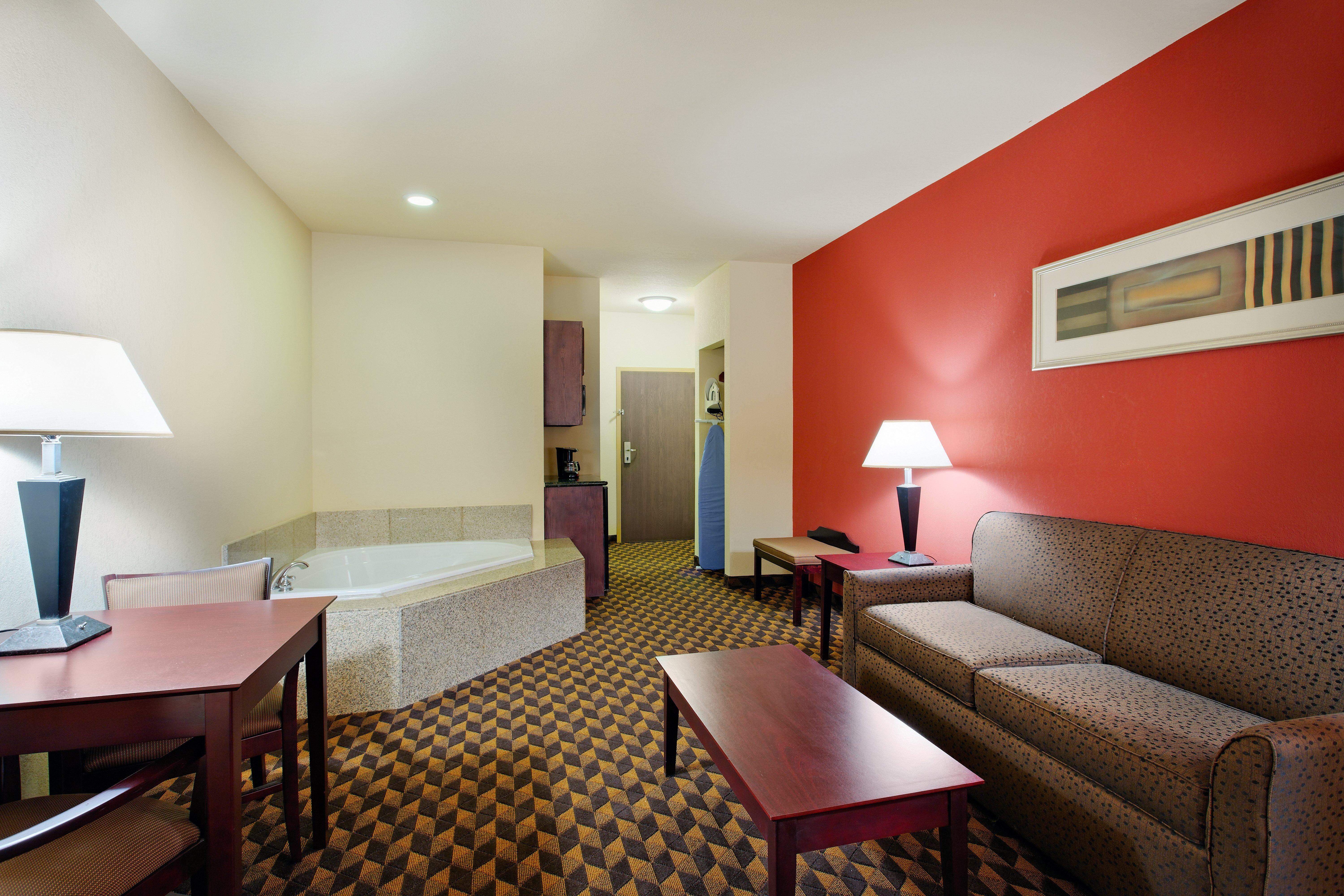 Holiday Inn Express & Suites Malvern By Ihg Exterior photo